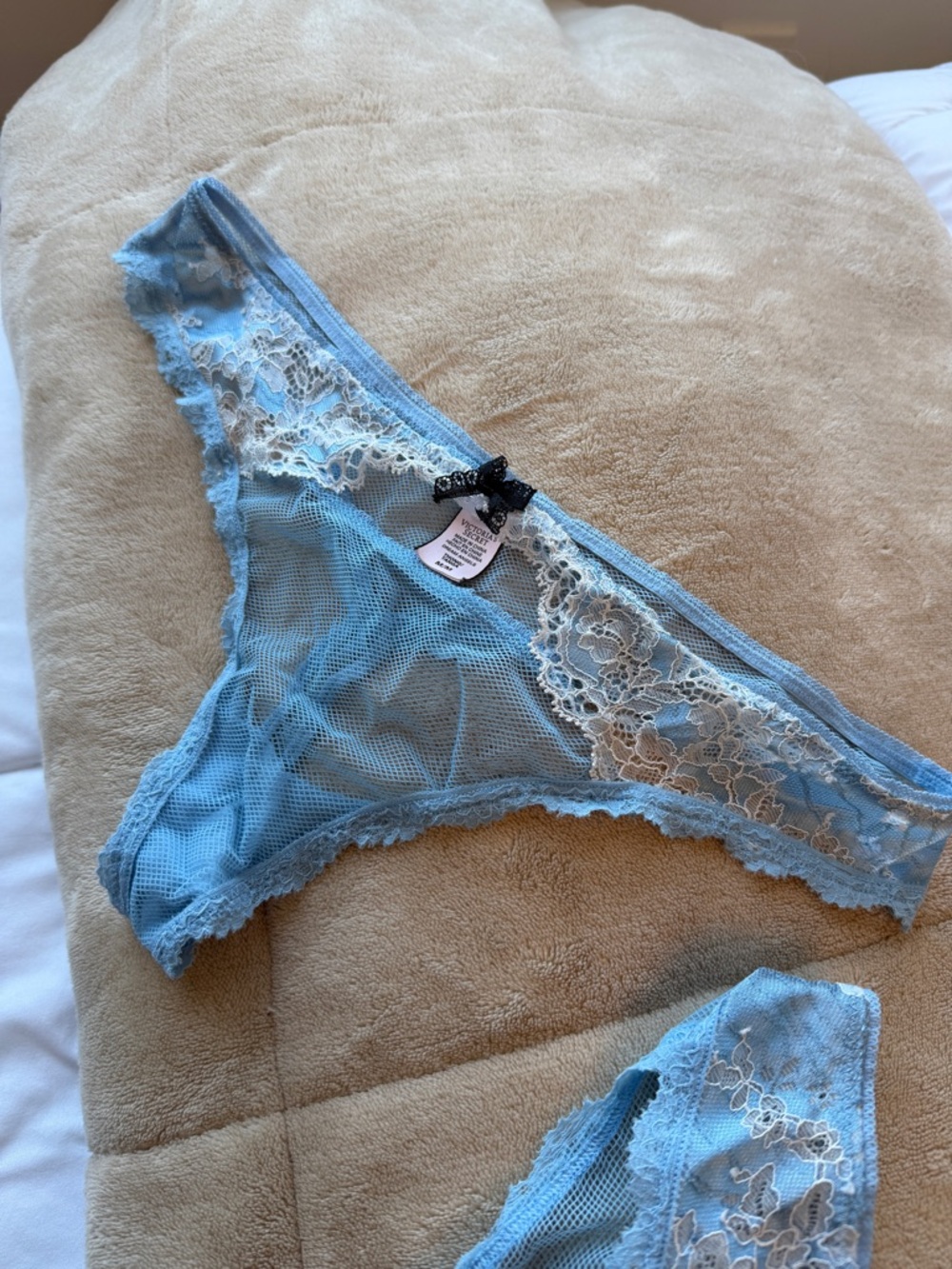 Victoria's Secret Blue Lace Push-Up Bra with Cream Lace and Black Bow - Picture 4 of 9